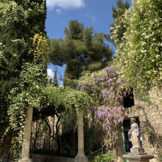 Romain Lestruhaut animant un atelier de jardinage à l’Abbaye Saint-André