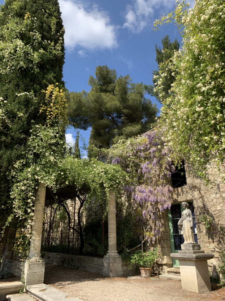 Romain Lestruhaut animant un atelier de jardinage à l’Abbaye Saint-André