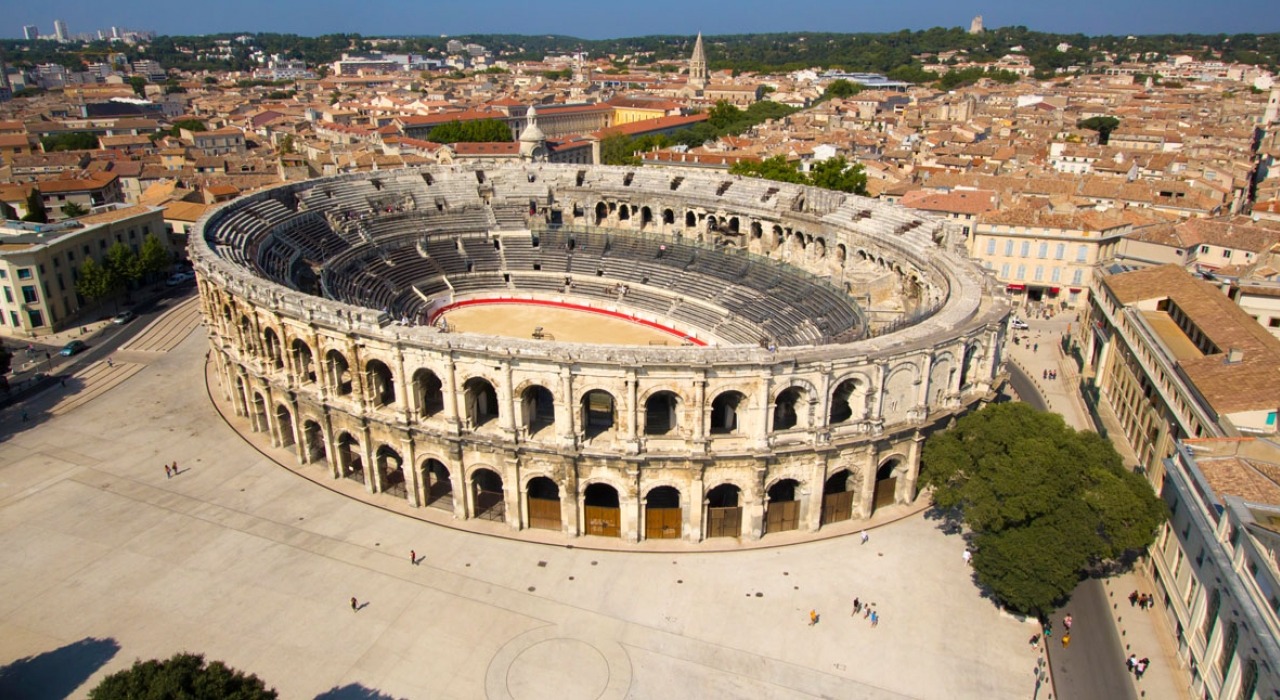 Arènes de Nîmes - Amphithéâtre romain dans le Gard en Provence